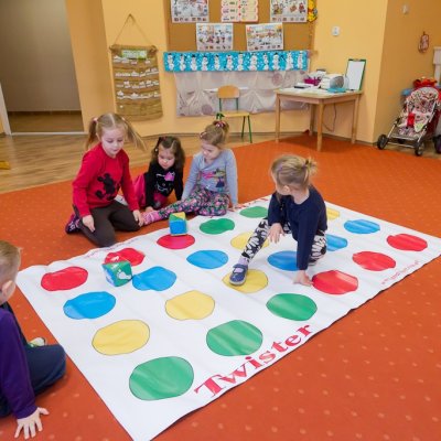 Mega skákacia podlahová hra Twister, 210x135 cm