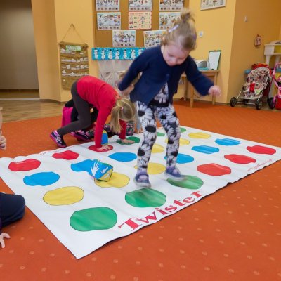 Mega skákacia podlahová hra Twister, 210x135 cm