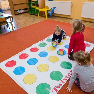 Mega skákacia podlahová hra Twister, 210x135 cm
