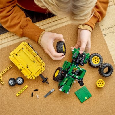 Lego Technic 42136 John Deere 9620R 4WD Tractor, 390 ks