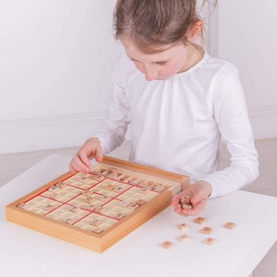 Školská logická drevená hra sudoku